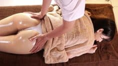 em-nu-sinh-thoa-man-voi-nhan-vien-massage-gia